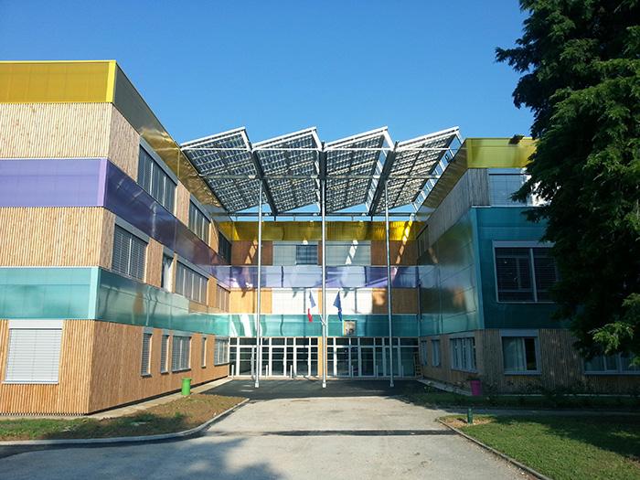 Panneaux solaires posés esthétiquement sur un bâtiment artistique