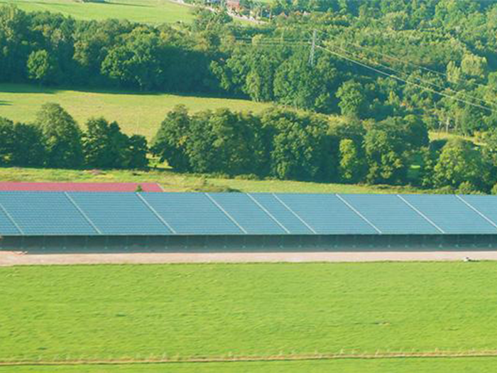Panneaux solaires couvrant un bâtiment agricole